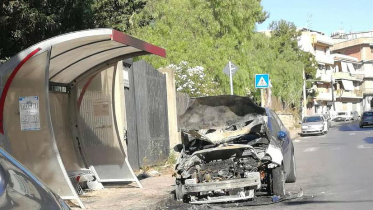 Rogo nella notte in via Crispi, distrutta una Fiat Punto - 