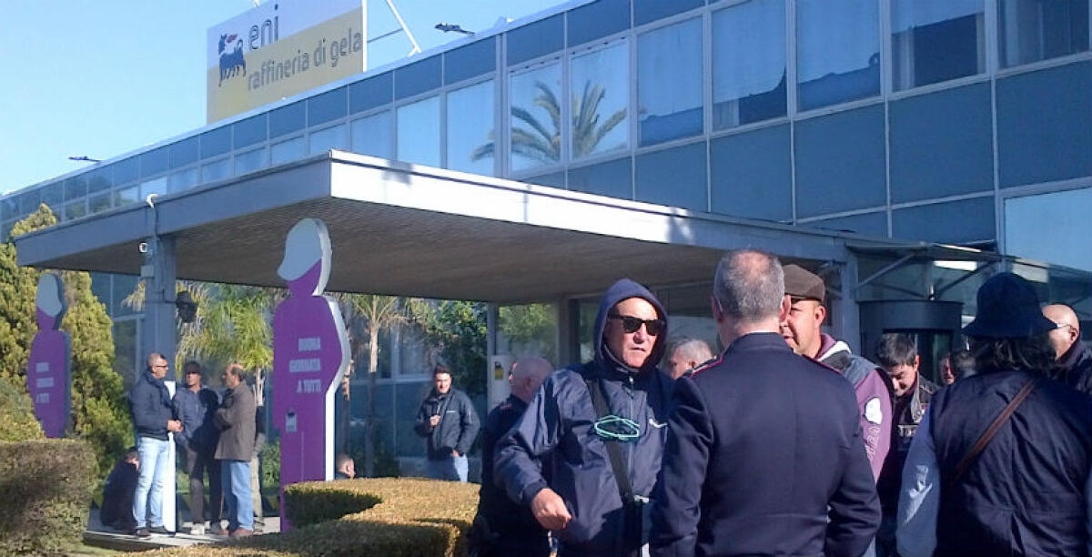 I licenziamenti alla Sudelettra, operai negli uffici Eni: iniziato lo sciopero - 