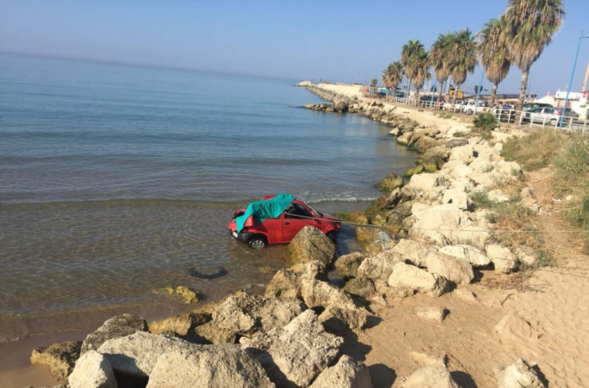 Tragedia al porto, un uomo finisce con la sua auto in mare e muore - La Fiat 500 finisce in mare