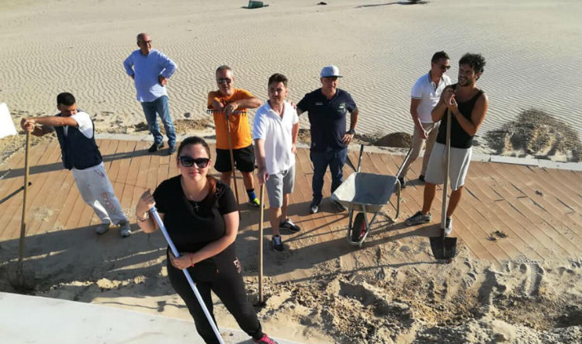 L'amministrazione comunale non interviene, a ripulire il lungomare arrivano i consiglieri - I consiglieri hanno ripulito una parte della passeggiata