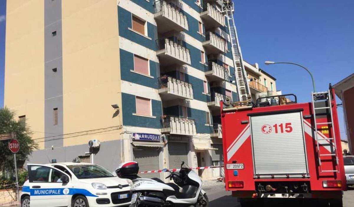 Caduti calcinacci dal quinto piano, paura tra i passanti in via Tevere - La strada chiusa al transito per consentire i lavori di messa in sicurezza del palazzo.