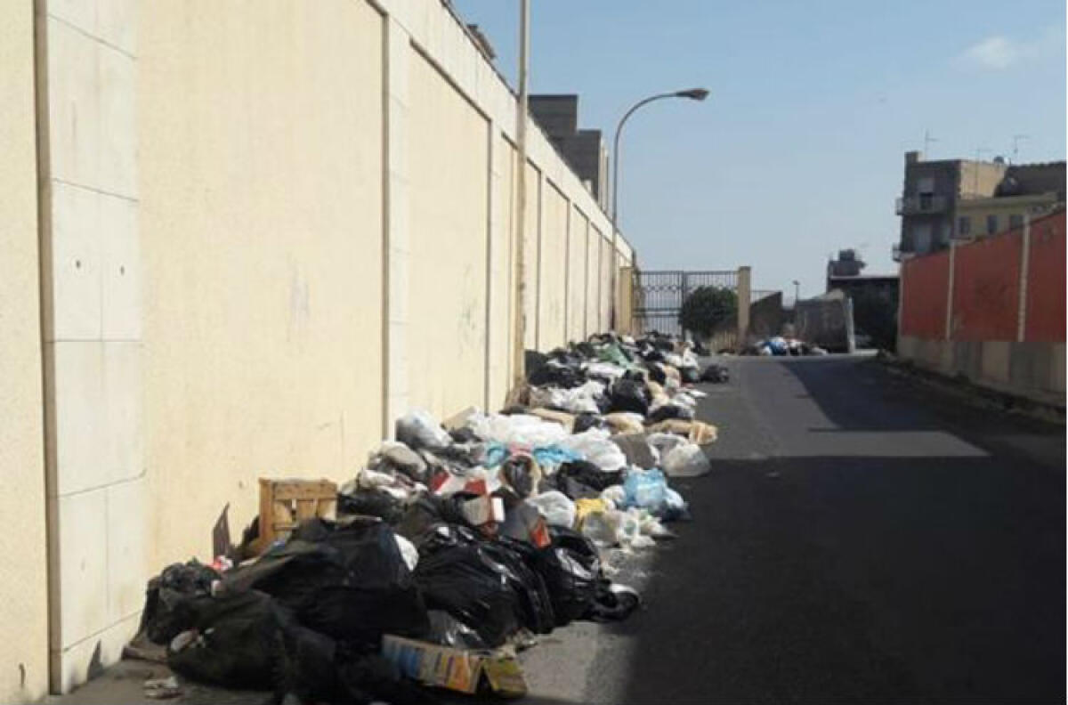 Una discarica a ridosso del cimitero monumentale, l'emergenza non finisce mai - Senza servizi aggiuntivi un anno fa scattò l'emergenza rifiuti in città