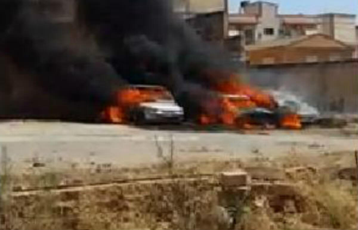 Maxi incendio in via Varese, in fiamme tre auto in stato d'abbandono - Le auto date alle fiamme