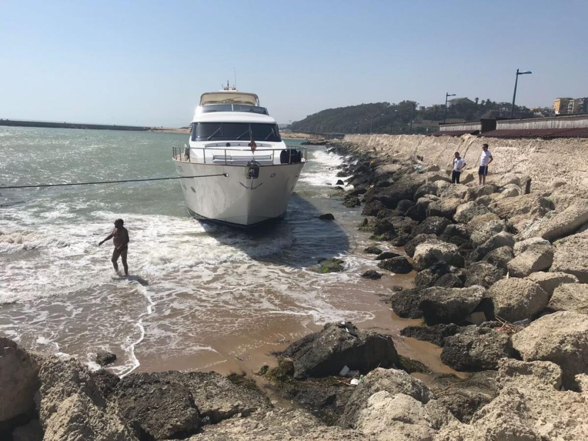 Porto inaccessibile, imbarcazione finisce contro gli scogli - L'imbarcazione finita contro la scogliera