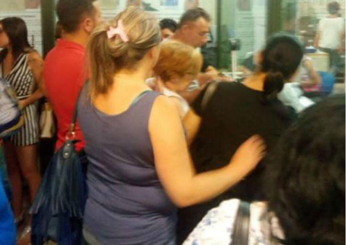 Lunghe file e caos in municipio, un unico addetto per le carte d'identità elettroniche - Code e confusione in municipio