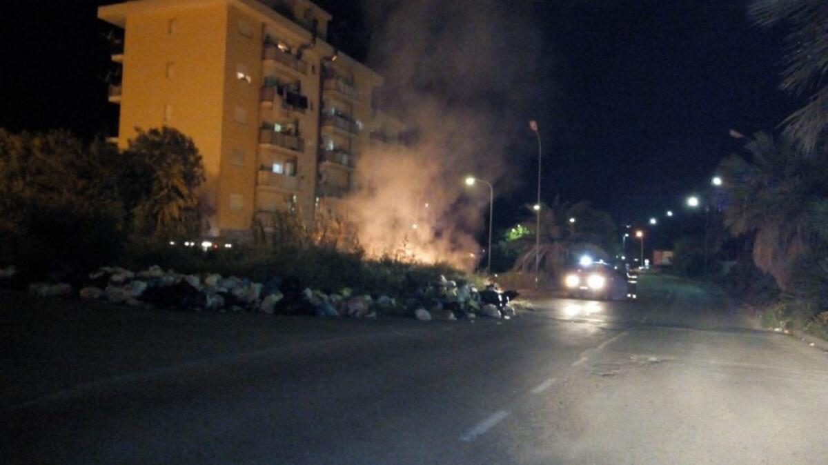 Ancora rifiuti in fiamme, nella notte roghi a Scavone - 