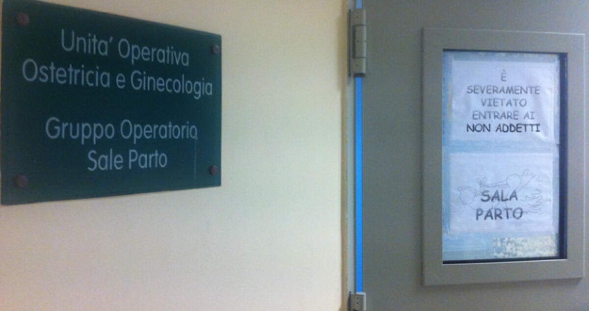 Parto spontaneo nel bagno dei suoceri, neonata e mamma stanno bene - 