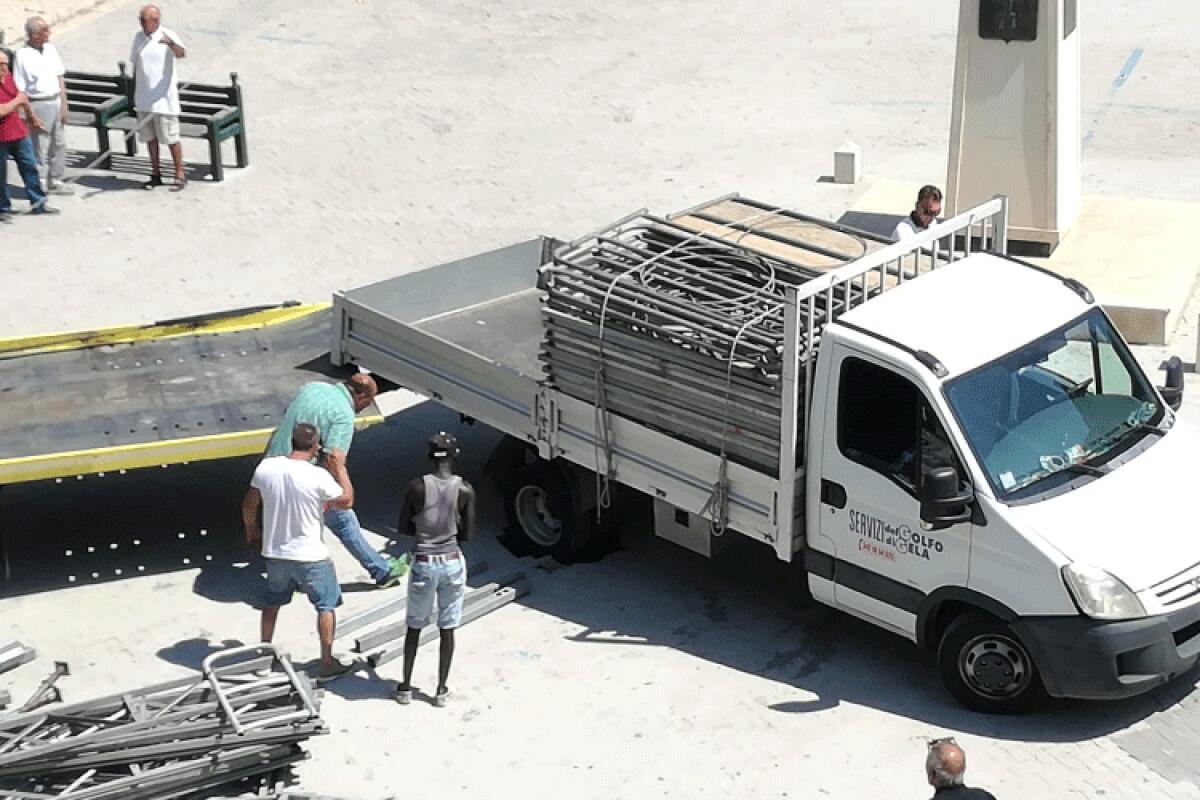 Autocarro sprofonda in piazza San Francesco il giorno prima dello spettacolo - 