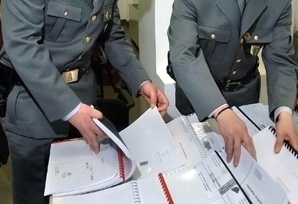 Comitato d'affari per condizionare appalti, in corso 16 arresti in provincia -