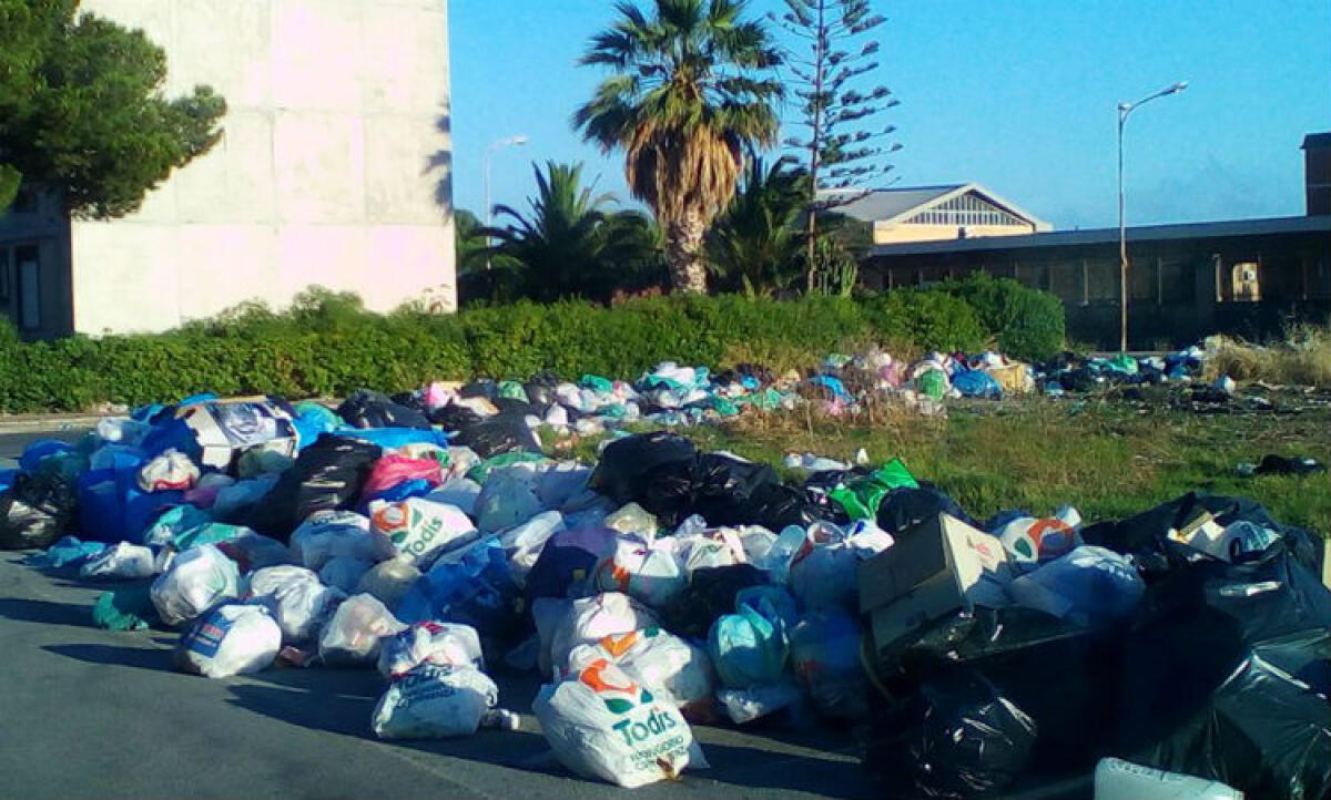 Rifiuti ovunque ad Albani Roccella, ostruita un'intera strada - 