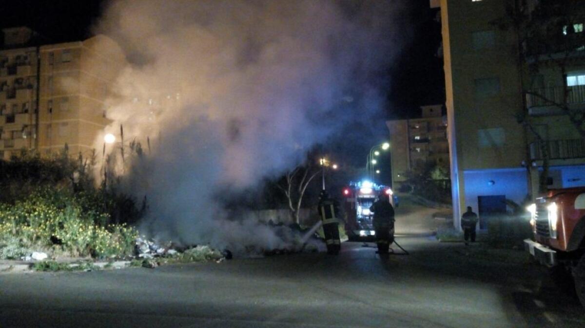 Tanti roghi di rifiuti nella notte, cumuli dati alle fiamme -  