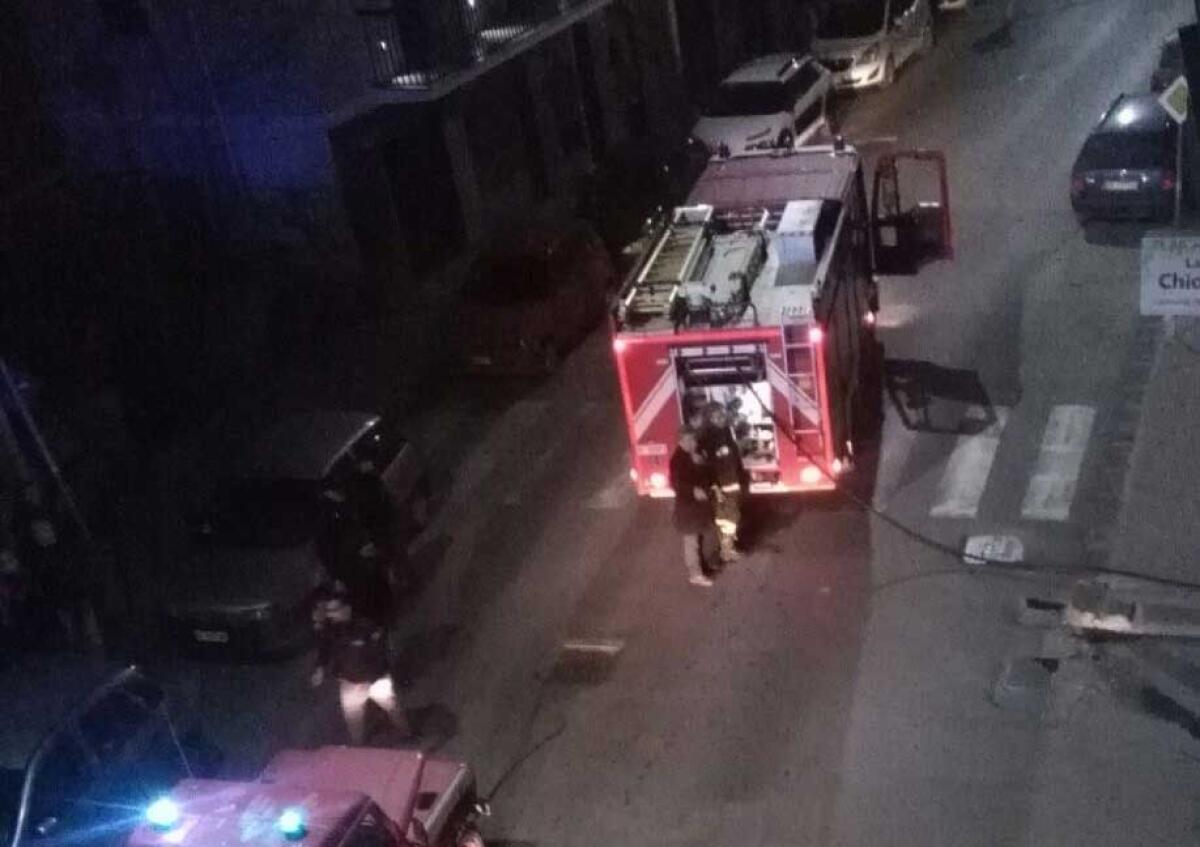 Rogo nella notte in centro storico, fiamme ad un furgone -