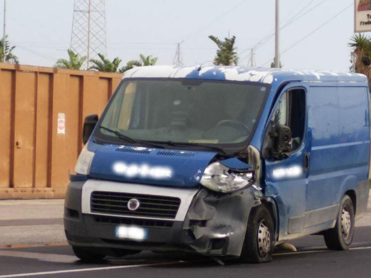 Scontro sulla Gela-Catania tra un furgone e un'auto: lunghe code anche per un incendio - Il furgone coinvolto nell'incidente