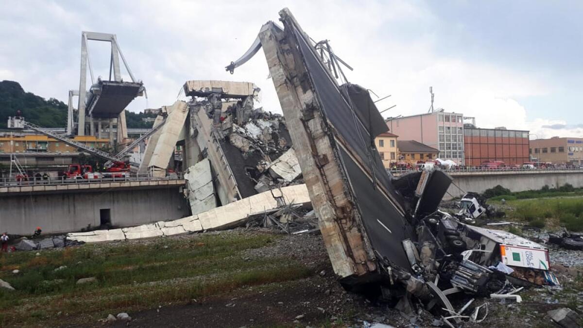 Il ponte e il pasticciaccio brutto che abbiamo in testa - Il crollo del ponte di Genova. Foto Ansa