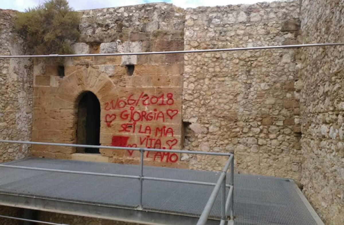 Il castello Svevo in balia di tutti, mura deturpate da scritte con vernice spray - La scritta che deturpa le mura del sito