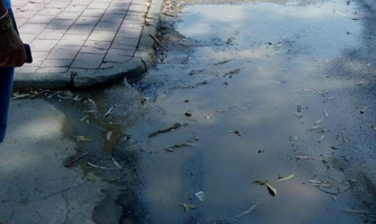 L'acqua finisce ancora in strada, nuove perdite in via Cascino - La perdita idrica
