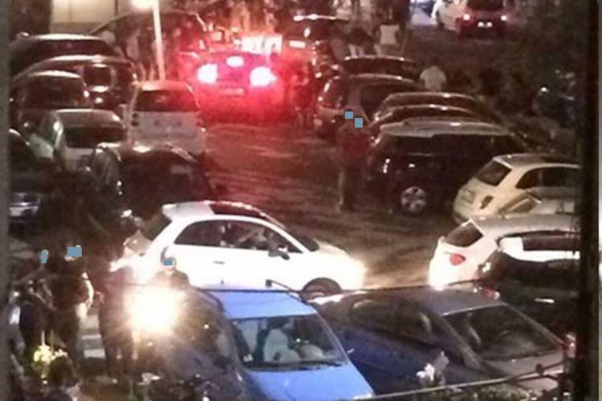 Piazza Sant'Agostino, i residenti: sosta selvaggia nell'area pedonale ignorata dai vigili - La foto scattata ieri sera da un residente ritrae il caos veicolare nell'area pedonale