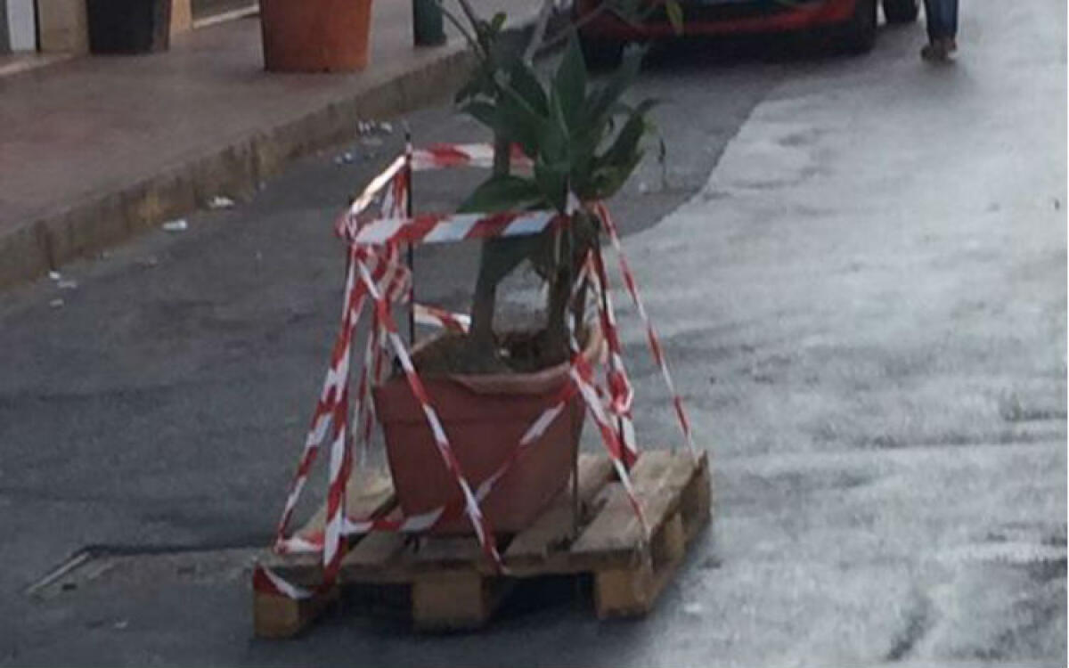 Cede l'asfalto in via Empedocle, vere e proprie voragini: "L'assessore deve spiegare" - L'asfalto è ceduto e i residenti si sono dati da fare per segnalare una delle voragini