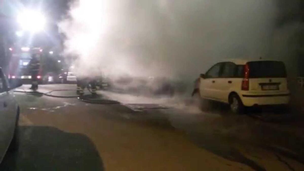 Fiamme a Fondo Iozza, colpita l'auto di un operaio - 