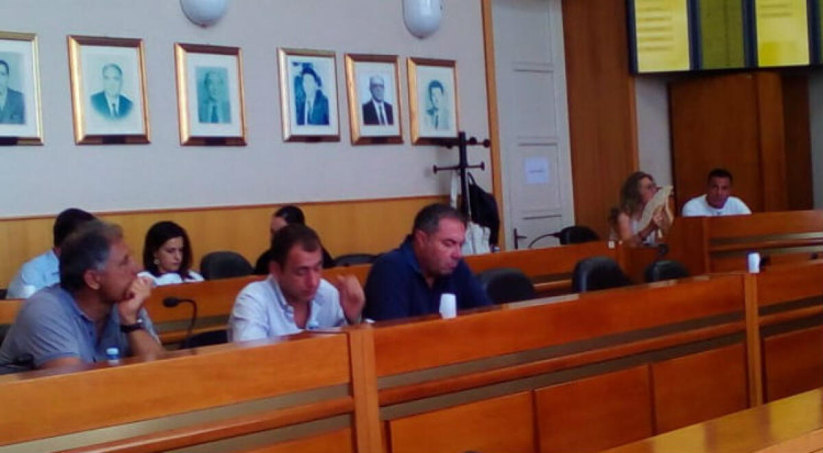 Le modifiche al regolamento di polizia mortuaria, tutto rinviato: in aula cade il numero legale - 