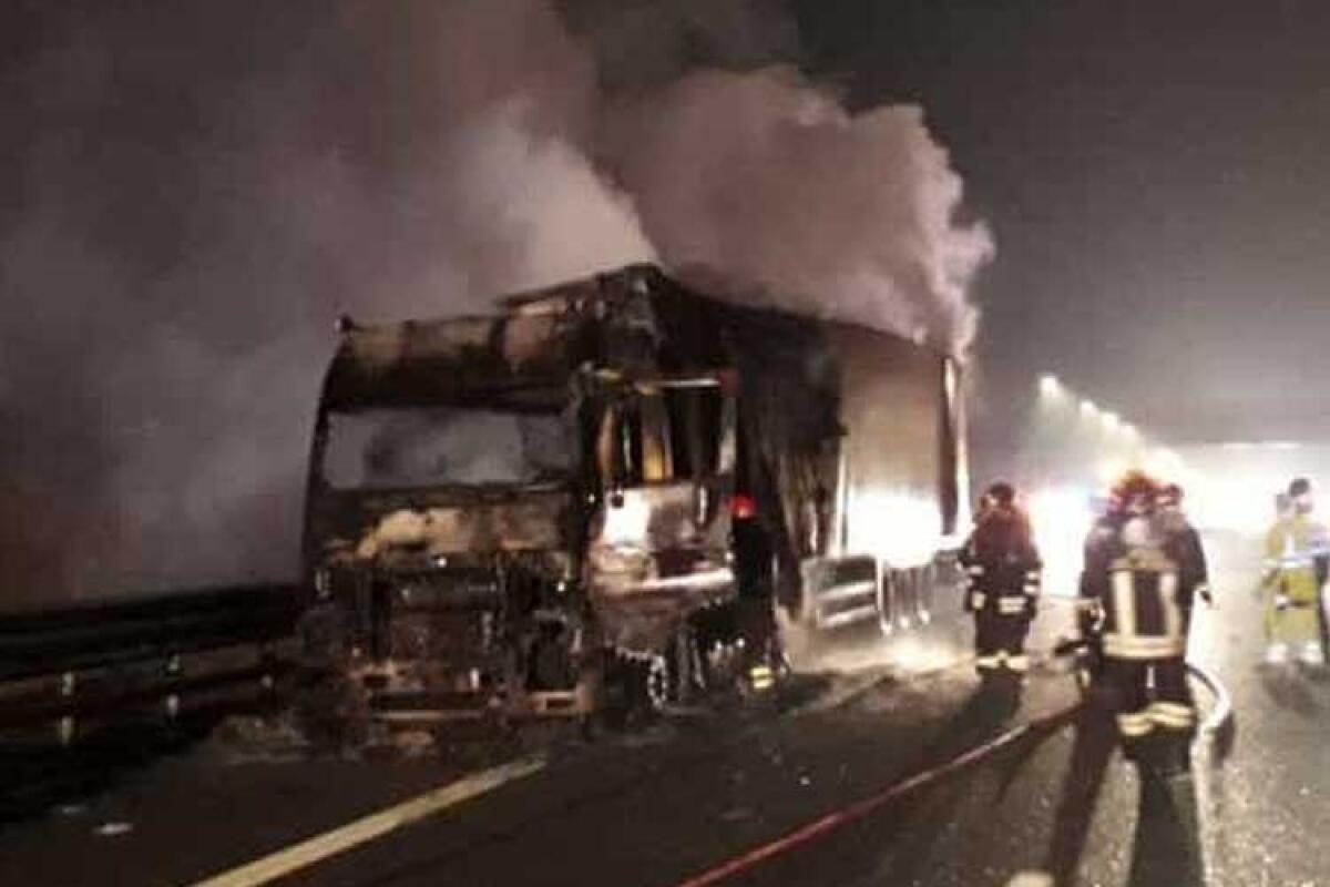 Compattatore esce fuori strada e prende fuoco: scatta emergenza diossina - Immagine di repertorio