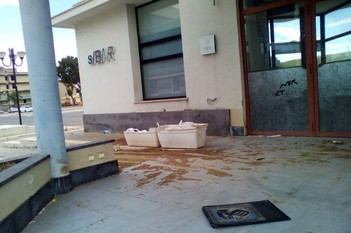 Rifiuti e degrado, l'area esterna al tribunale in abbandono - La zona del bar che serve il tribunale abbandonata