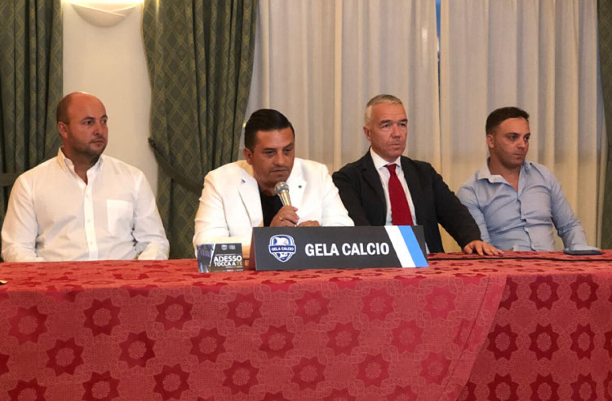 E' ufficiale, niente tifosi al "Presti" per Gela-Troina: si gioca a porte chiuse - Il tecnico Karel Zeman, il presidente Angelo Mendola, il ds Giovanni Martello e Antonio Mendola