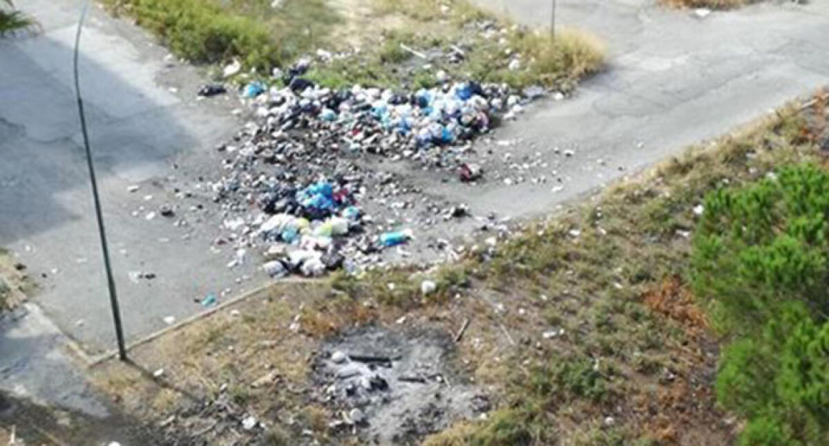 Piazza Eleusi, rifiuti ovunque e cumuli in fiamme: rimossi dopo giorni - I rifiuti a piazza Eleusi