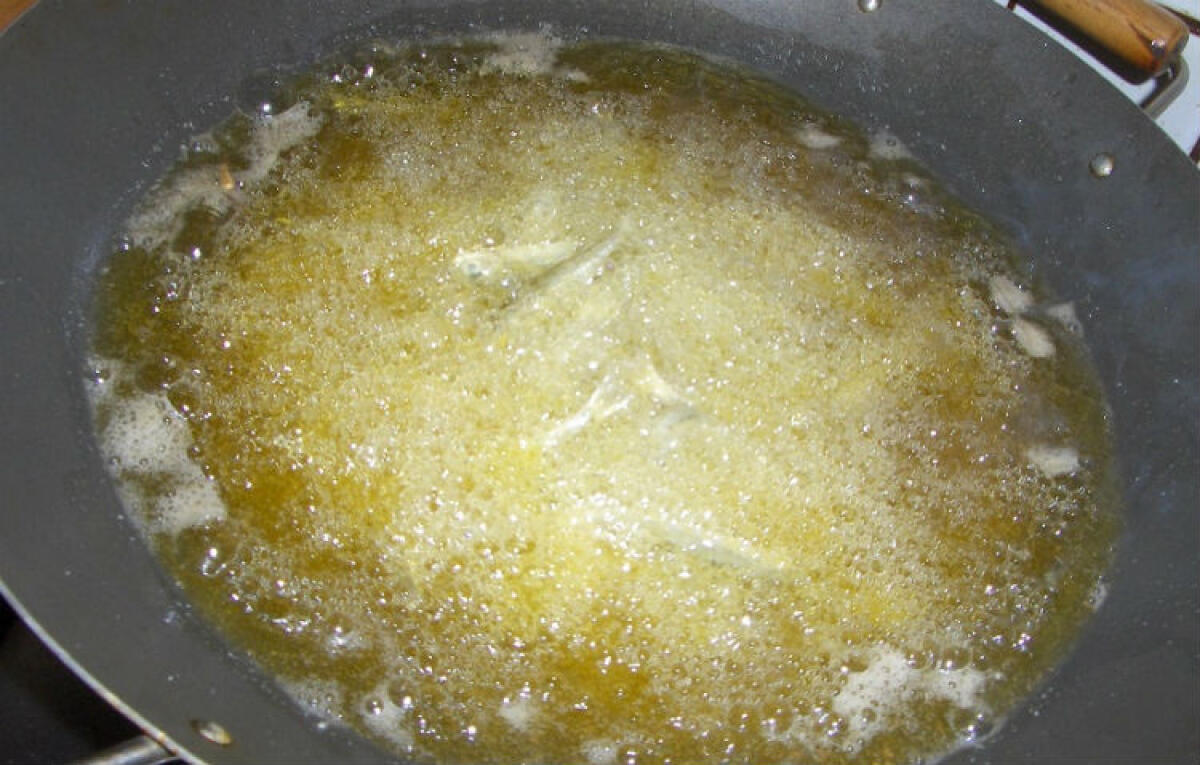 Una padella lanciata da uno stabile, sedicenne ferita da olio caldo - 