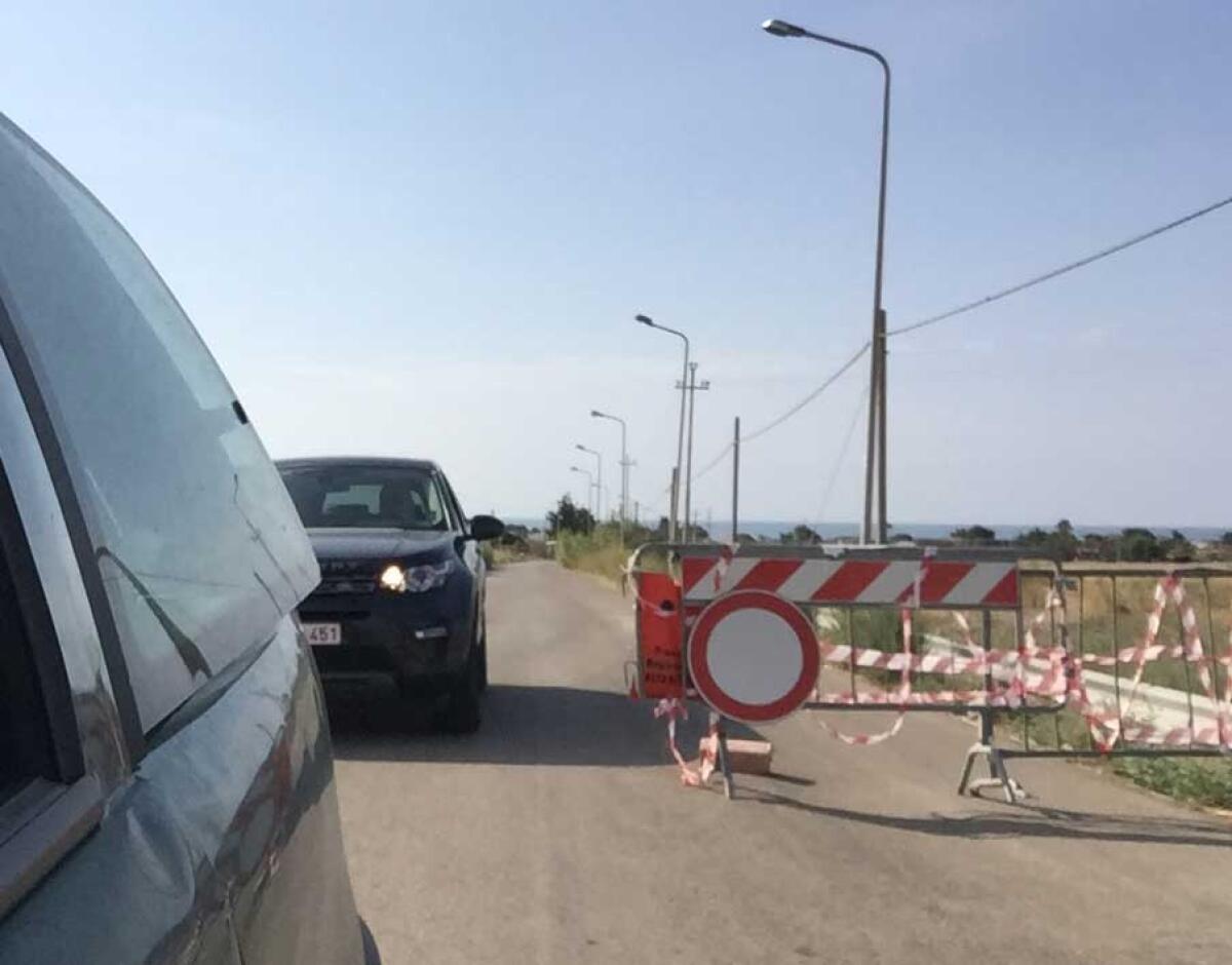 Accesso negato a Desusino, rifiuti e randagi cacciano i villeggianti - La transenna che impedisce l'accesso in contrada Desusino