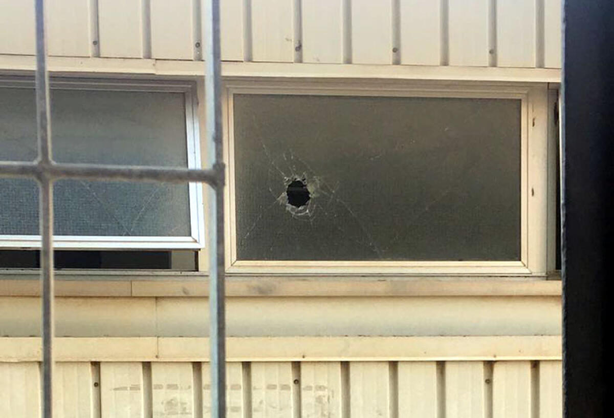 Vandali... per noia, lancio di bottiglie di vetro contro il PalaAcademy dell'Mgm - Uno dei vetri danneggiati all'Accademia di Arti Sceniche