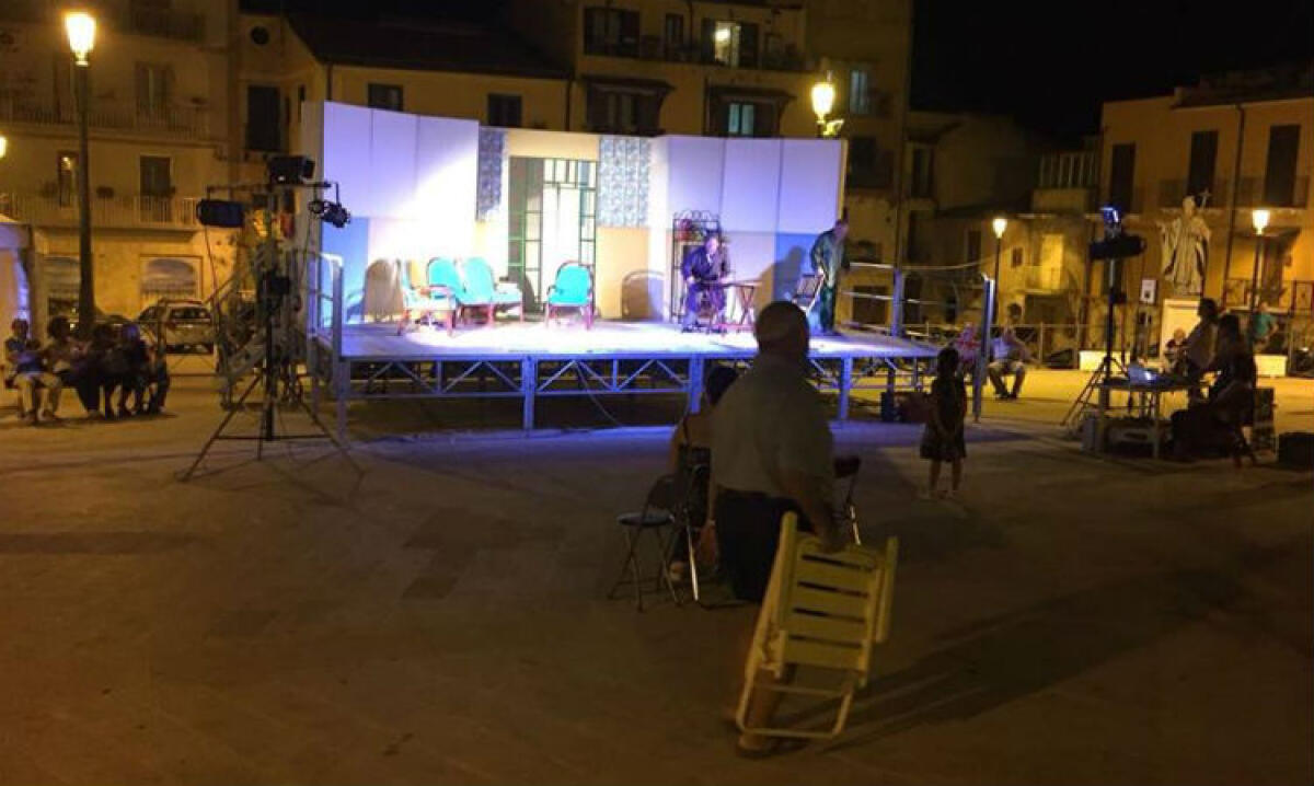 Le sedie del Comune non ci sono, la commedia in scena senza pubblico: "Non c'era mai capitato" - Piazza Roma vuota e commedia in scena