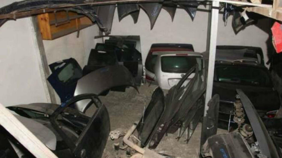Auto rubate e proiettili, i poliziotti in un garage a Baracche: una denuncia - 
