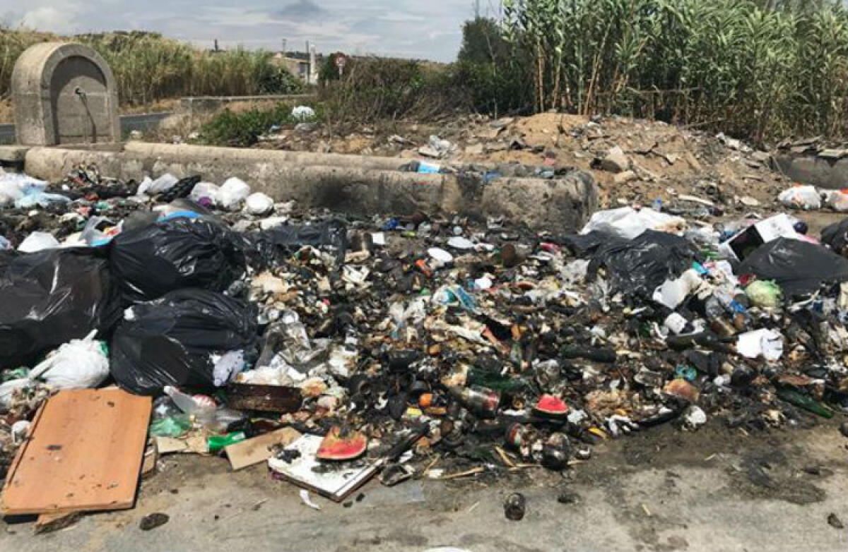 Una pattumiera a cielo aperto, rifiuti in fiamme a Priolo Sottano - I rifiuti dati alle fiamme