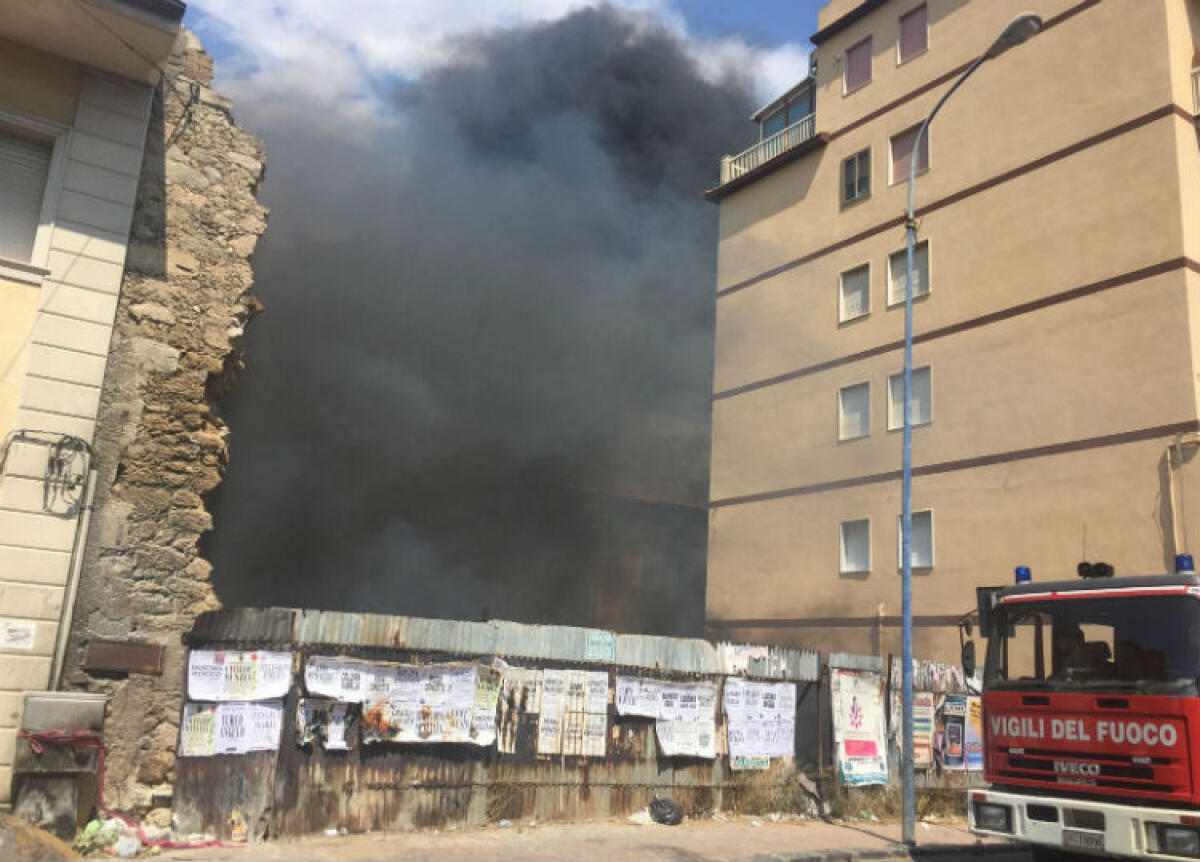 Paura per un vasto incendio, una nube nera tra via Crispi e il quartiere Baracche - Immagine repertorio