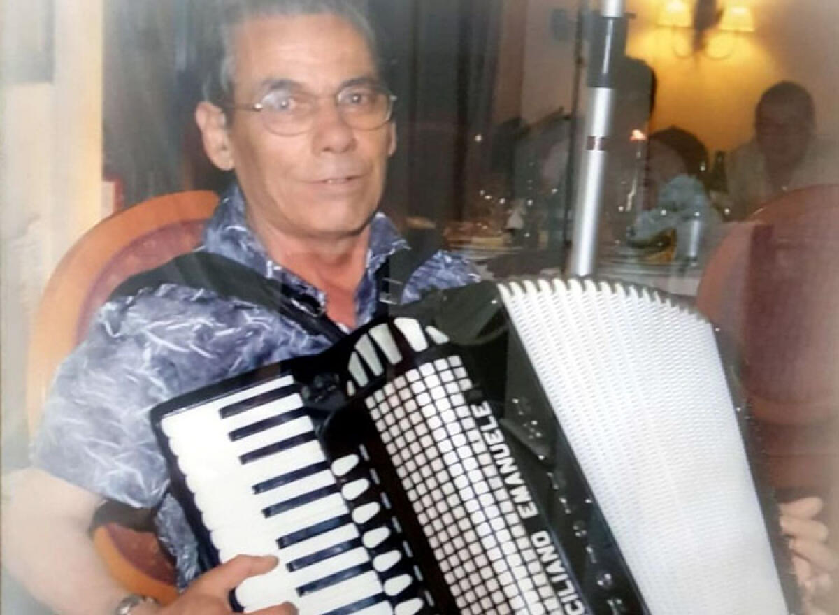 Lutto nel mondo della musica popolare, è morto Emanuele Siciliano - Emanuele Siciliano con la sua fisarmonica