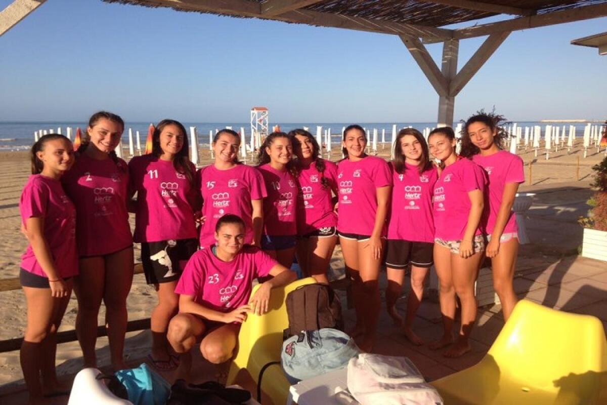 La stagione del Volley Gela al via: si parte dalla preparazione fisica - La squadra del tecnico Tandurella durante una seduta di allenamento in spiaggia 