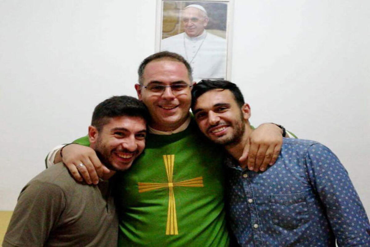 In aumento le vocazioni in diocesi: due giovani gelesi entrano in seminario - Nella foto i due nuovi seminaristi Sergio Morselli (a sinistra) e Daniele Marino (a destra) con don Lino Di Dio 