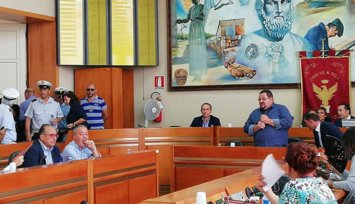 Messinese oggi in municipio ma gli atti della sfiducia sono stati pubblicati: ora il commissario - L'ex sindaco Domenico Messinese durante la seduta del 7 settembre dello scorso anno che ne ha decretato la sfiducia