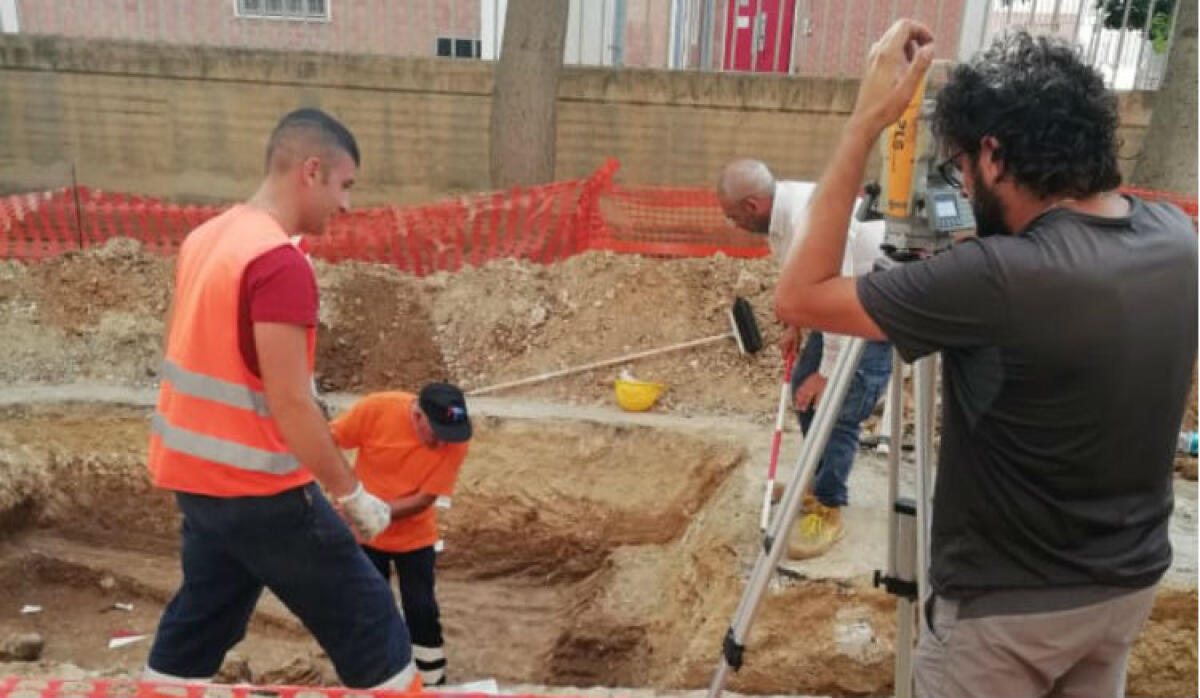 Nuovi ritrovamenti archeologici in via Amiata, nel cantiere individuati resti di mura - 