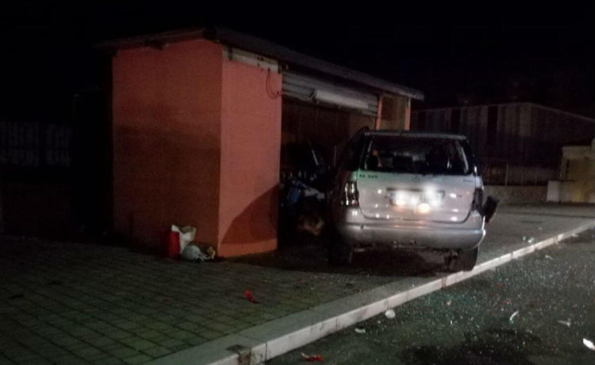 Una Mercedes contro una baracca in via Recanati forse dopo una violenta lite - L'auto finita contro la baracca