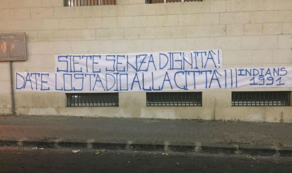 Stadio, primo vertice tra il commissario straordinario ed i tecnici - Lo striscione affisso davanti al municipio due settimane fa