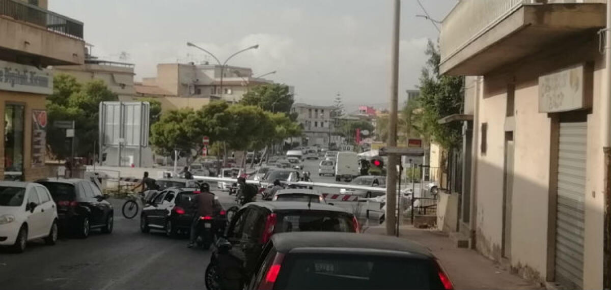 Il passaggio a livello di via Butera ancora in tilt, code e automobilisti bloccati - 