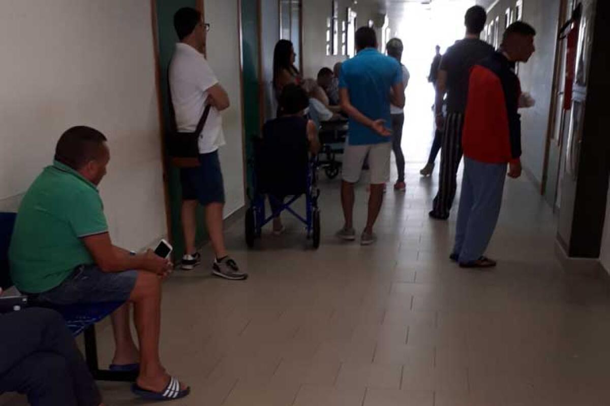 Ospedale, pensionato ha atteso oltre un'ora in auto l'arrivo di una sedia a rotelle - Utenti in attesa in ospedale