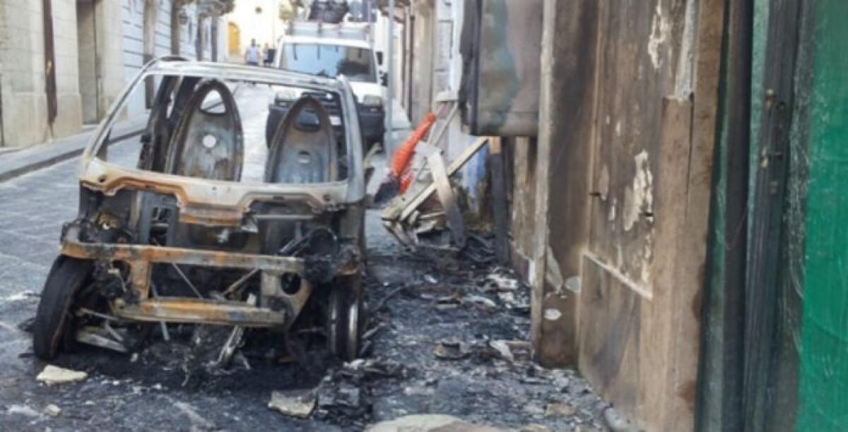 L'ordine di dare alle fiamme la sua auto, condannato Interlici: assolto per il rogo al magazzino - 