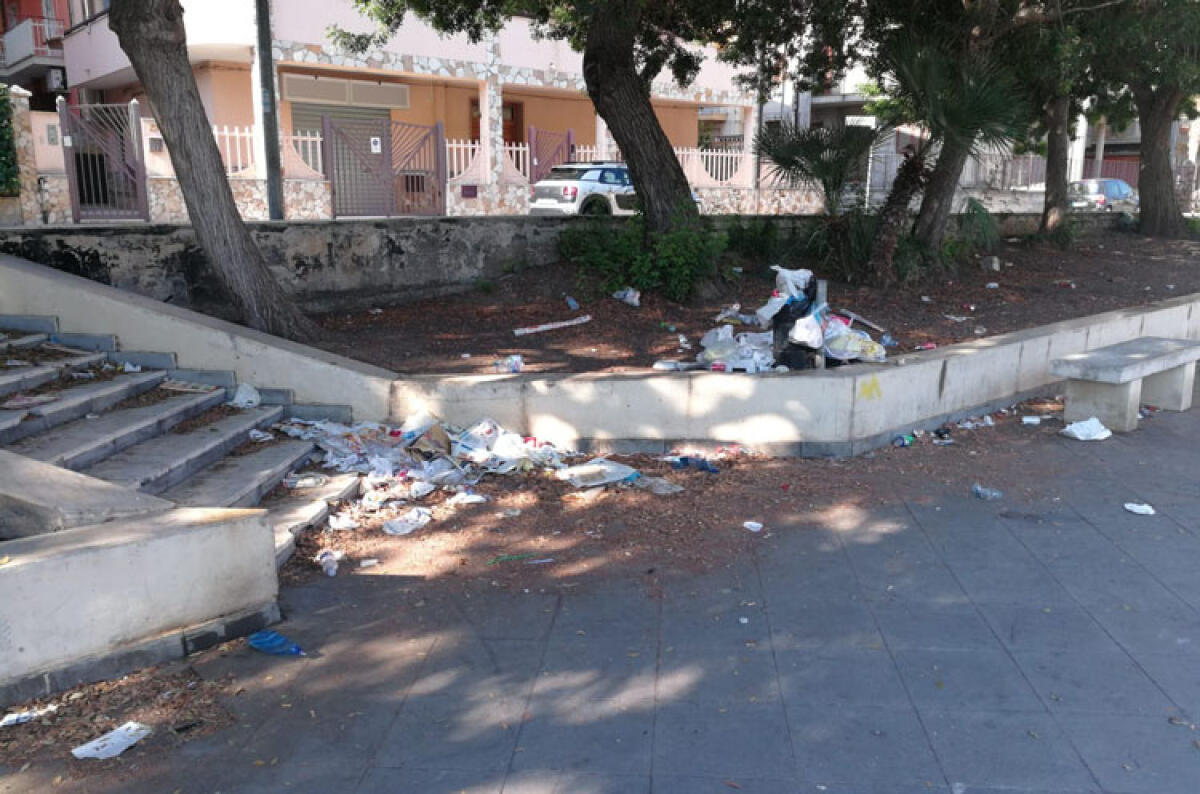 Il piazzale della Regina Pacis sporco da settimane - 