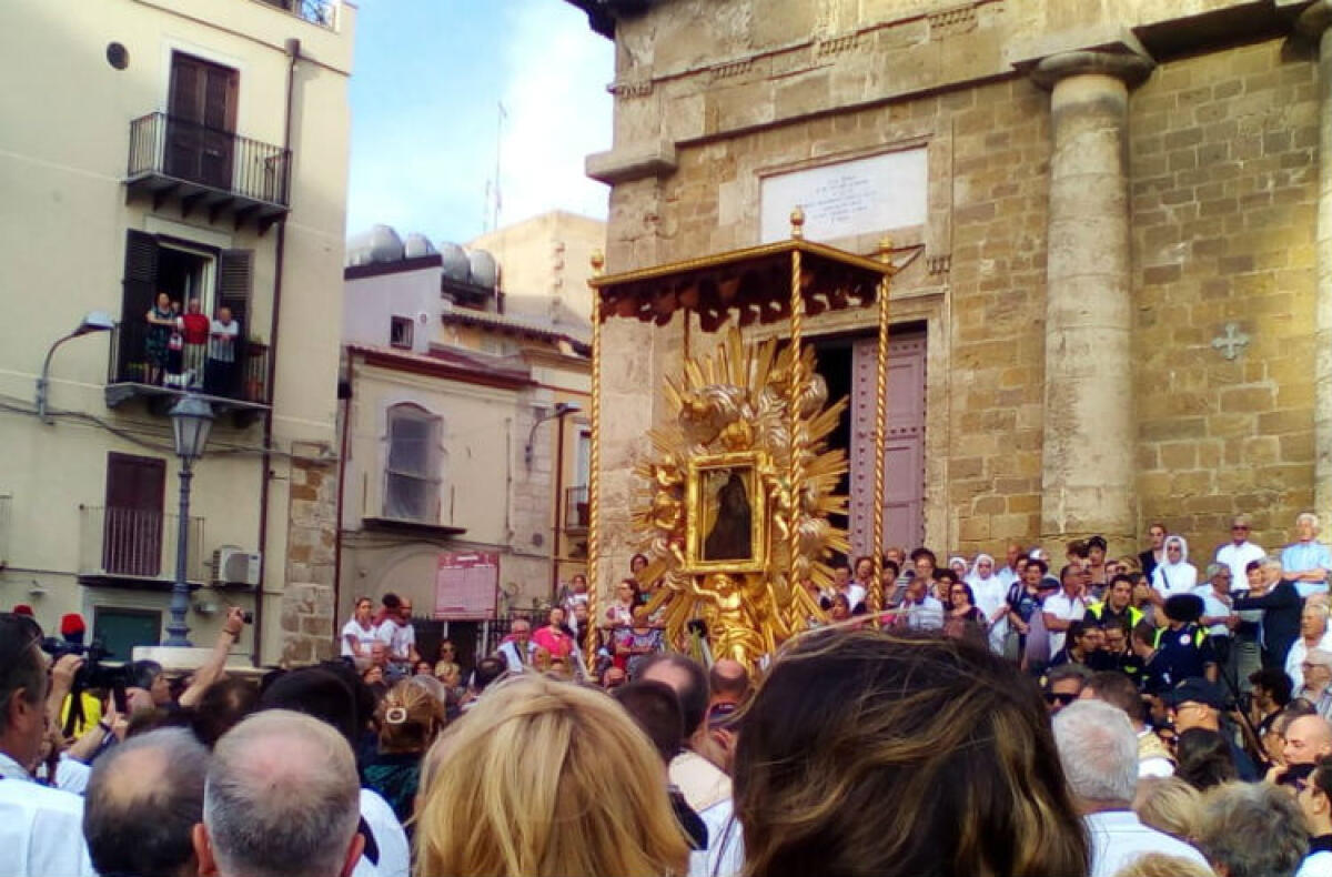 L'icona di Maria Santissima d'Alemanna ha lasciato il duomo, via al corteo senza fasce tricolori - 