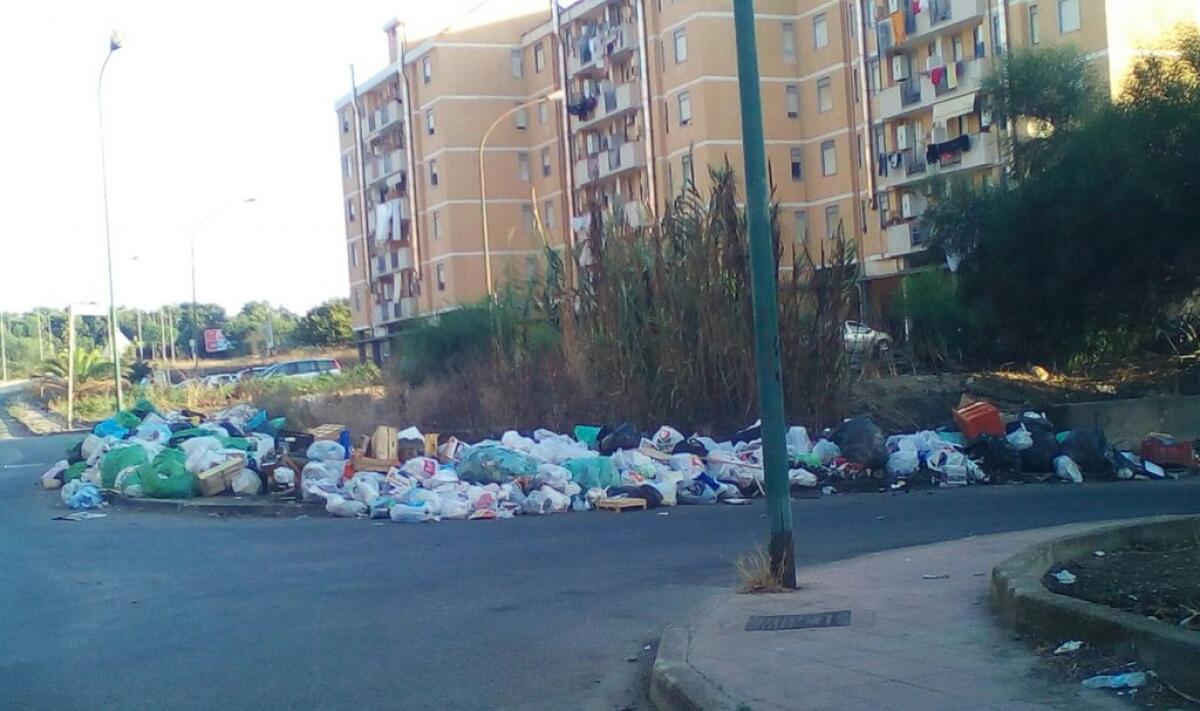 E' ancora caos rifiuti, cumuli in strada a Scavone - I rifiuti in strada