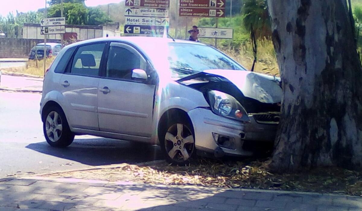 Un'auto contro un albero in via Cascino, due persone al pronto soccorso - 