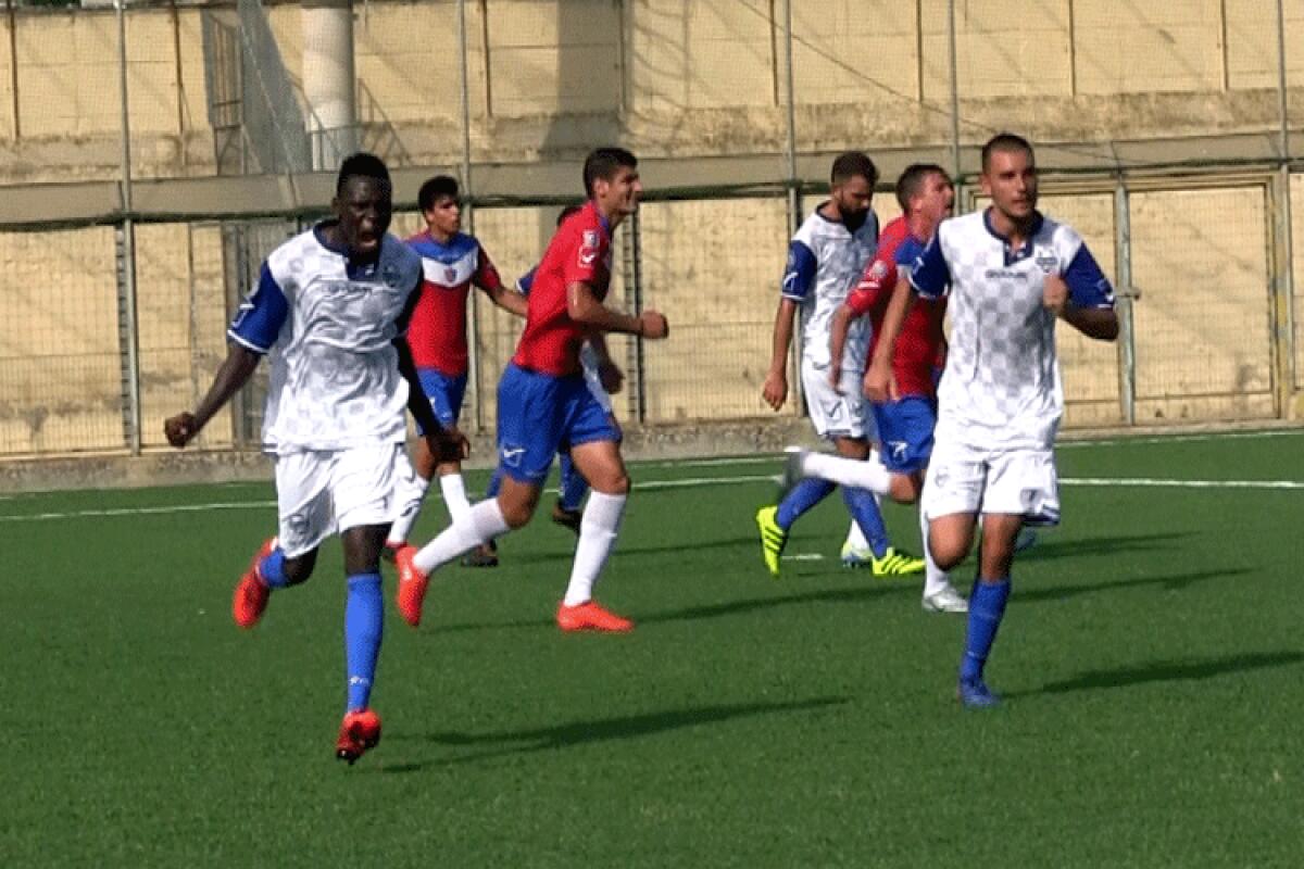 Il Gela cerca conferme a Portici, Burato pronto al debutto: "Non vedo l'ora" - L'esultanza di Sowe dopo il gol 